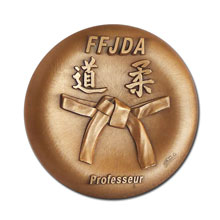 Médaille estampée bombée, patine bronze