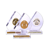 Médailles sportives sur Trophée Demi-Lune avec  plaquettes de personnalisation
