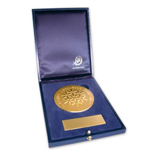 Médaille 73mm et plaquette à graver en écrin bijouterie