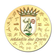 Médaille estampée avec pictogrammes et couleur, finition doré