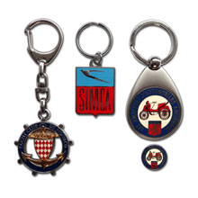 Le porte-clé siglé avec le motif du club, ainsi que le pin’s ou l’insigne sont très appréciés des collectionneurs d’automobiles. 