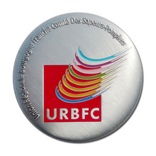 Un diamètre de 73mm pour cette médaille bombée, patine argentée avec un logo qui ne compte pas moins de 8 couleurs.