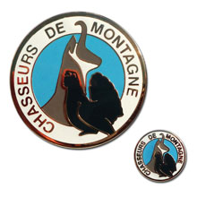 Décliné sur un insigne de 40mm de diamètre et sur un pin’s de 15mm de diamètre , ce logo doré est en relief simple avec 4 couleurs émerisées .